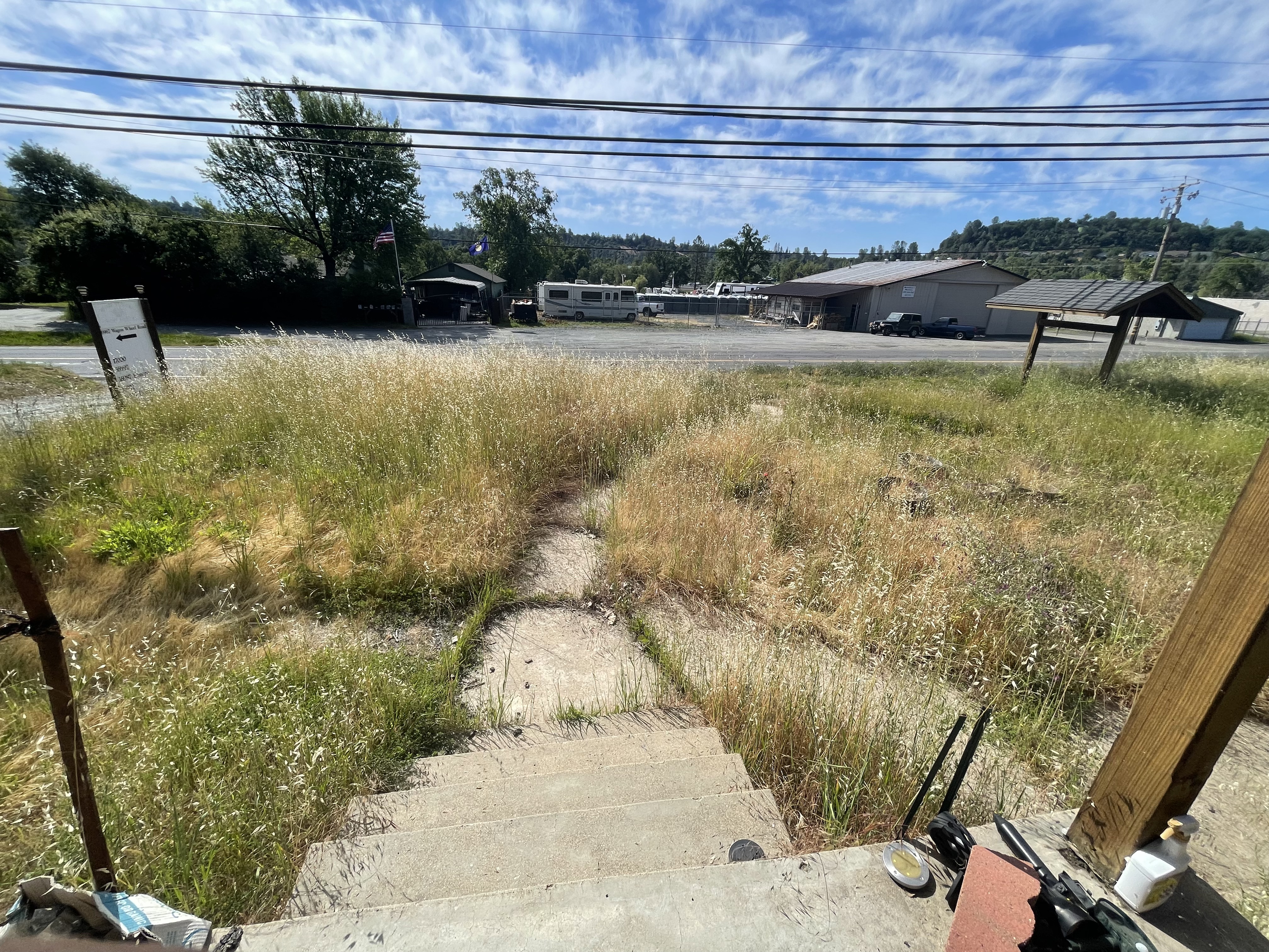Before brush clearing by Wacky Weedeating in Sonora CA